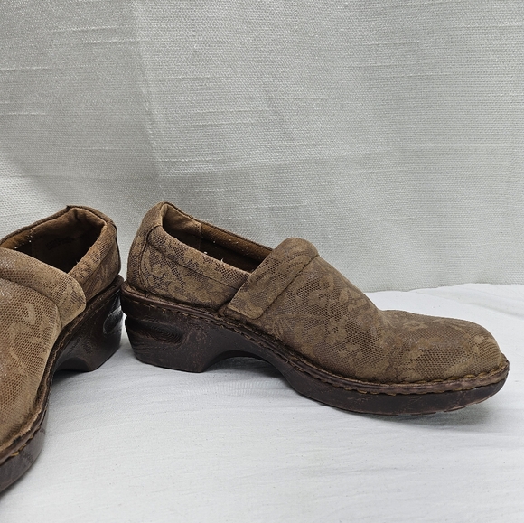 Born BOC Brown Embossed Floral Pattern Suede Clogs Women's Size 9 M/W - Picture 10 of 10